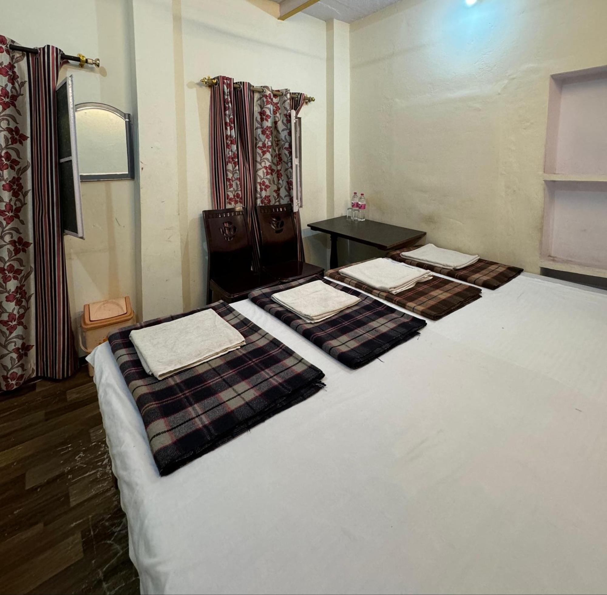 The Golden Lodge Varanasi Exterior photo