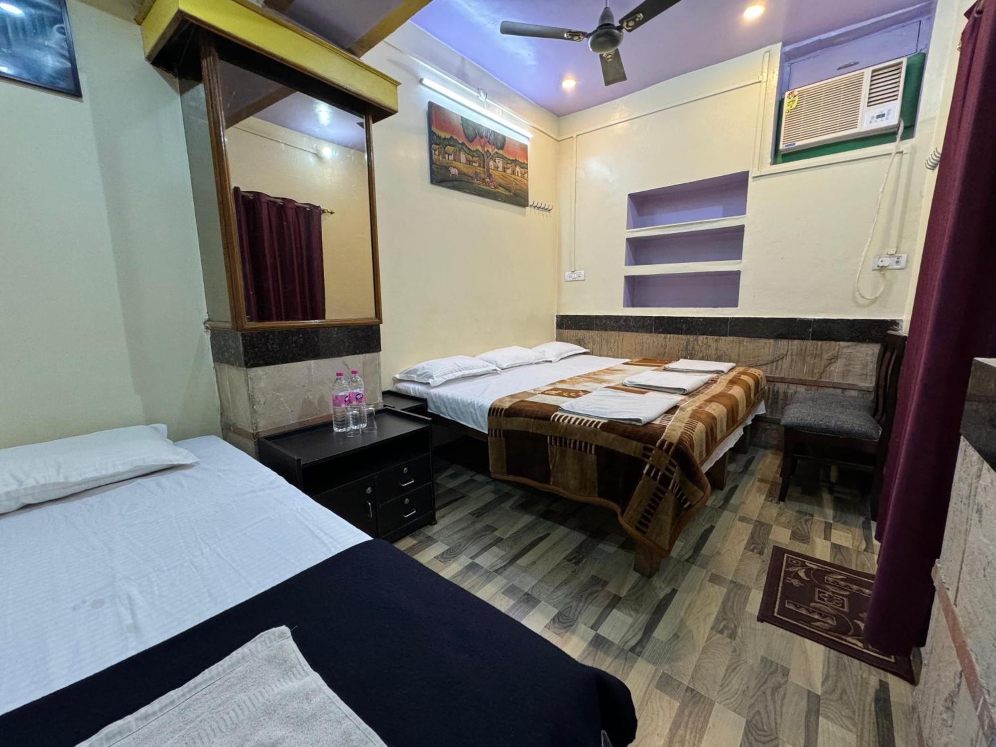 The Golden Lodge Varanasi Exterior photo