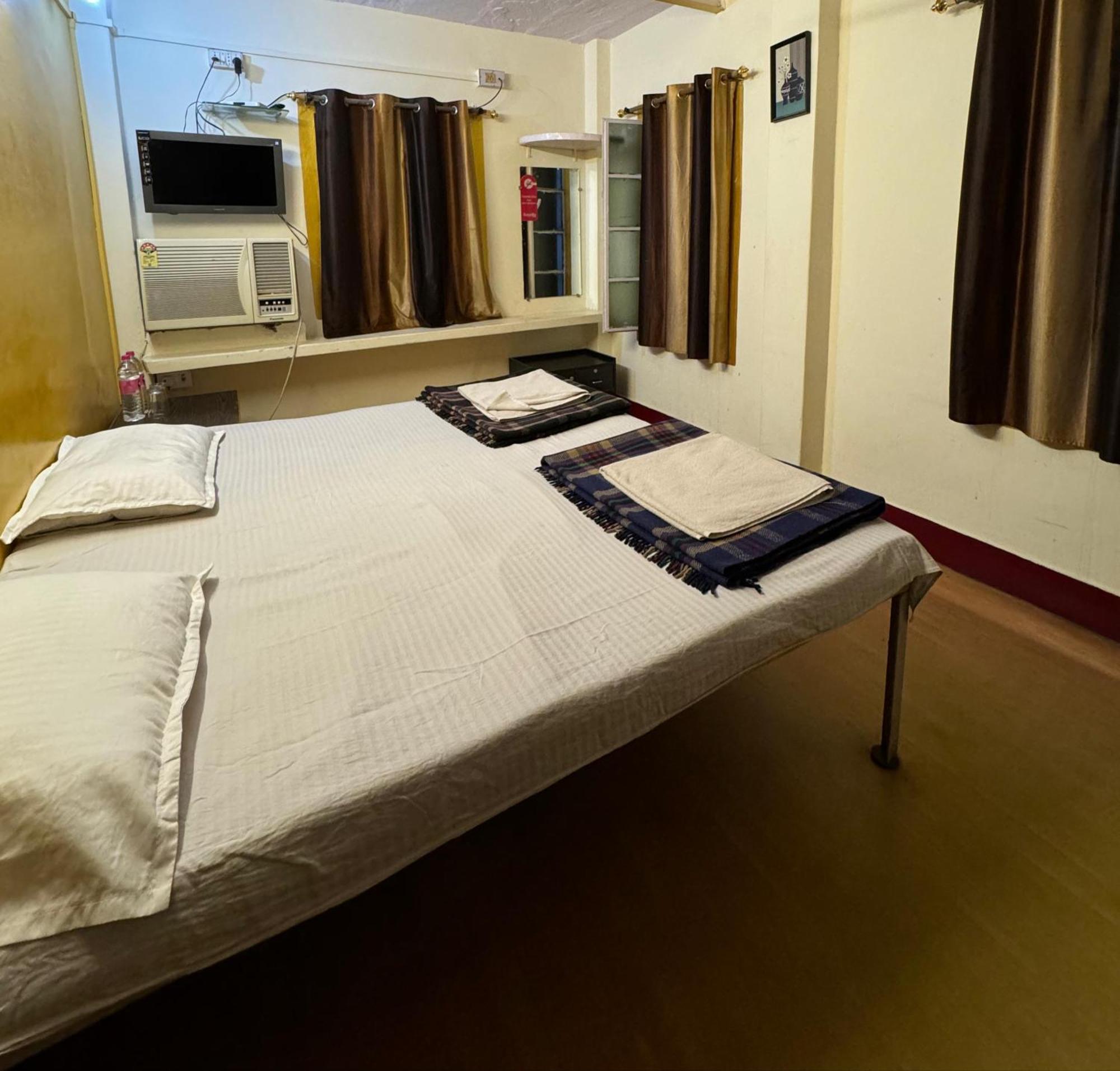 The Golden Lodge Varanasi Exterior photo