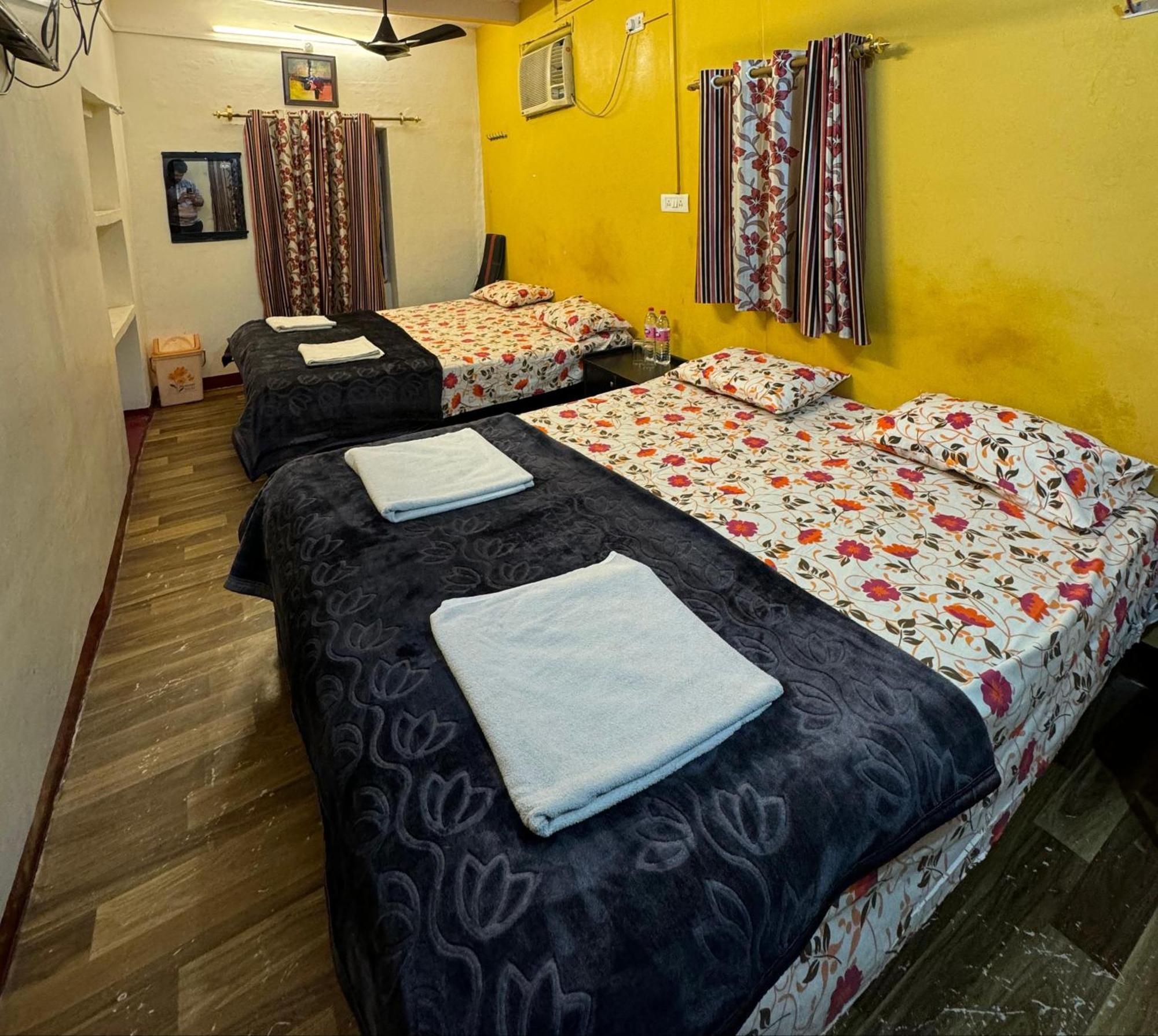 The Golden Lodge Varanasi Exterior photo